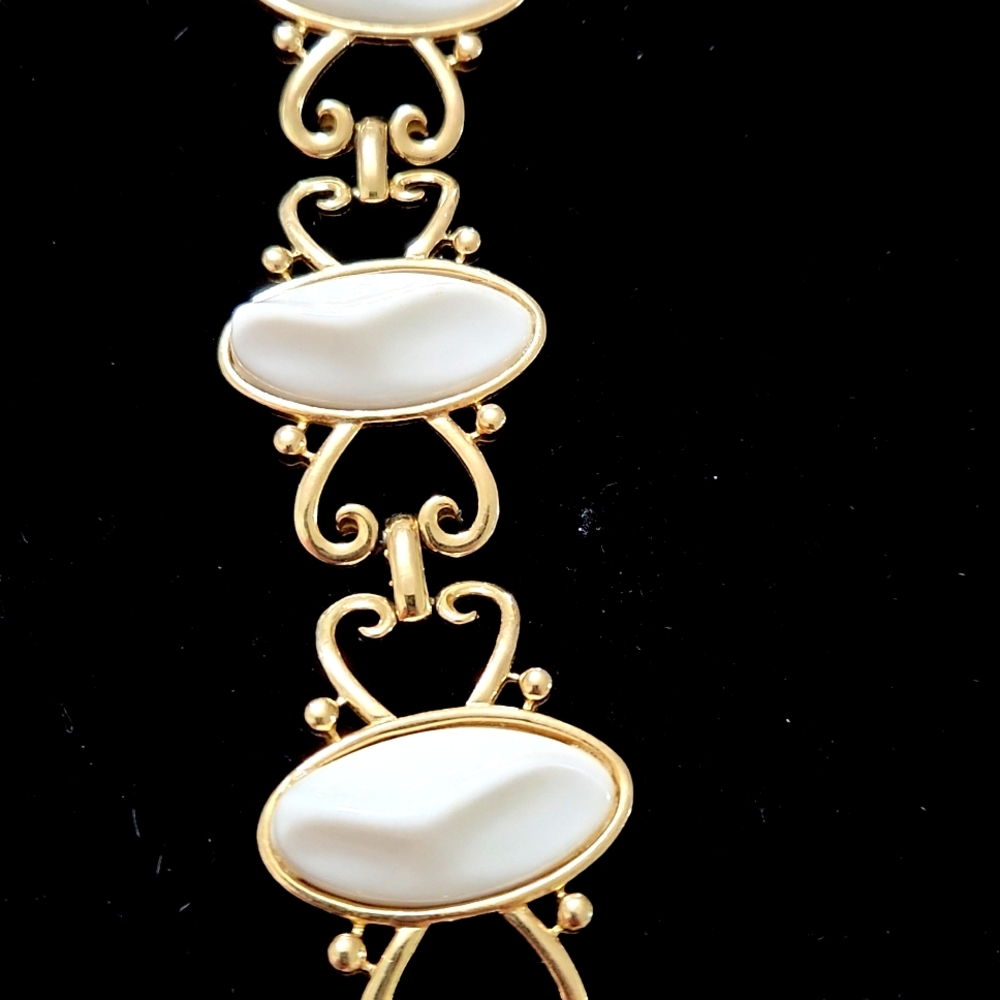 7 inch vintage gold tone and white bracelet. Chunky.